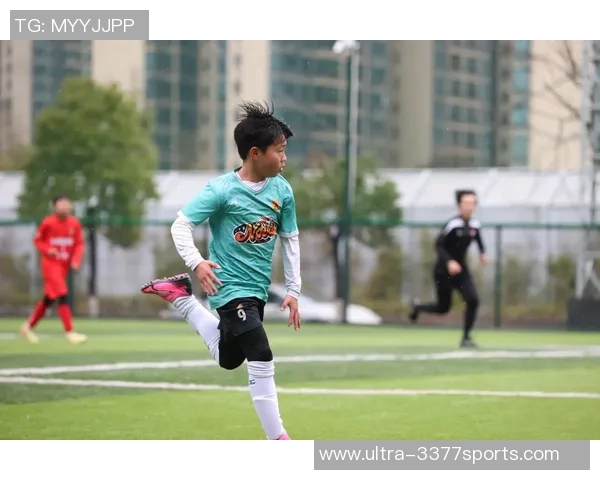 足球韩子龙的崛起之路：从青训小将到职业联赛明星的奋斗故事